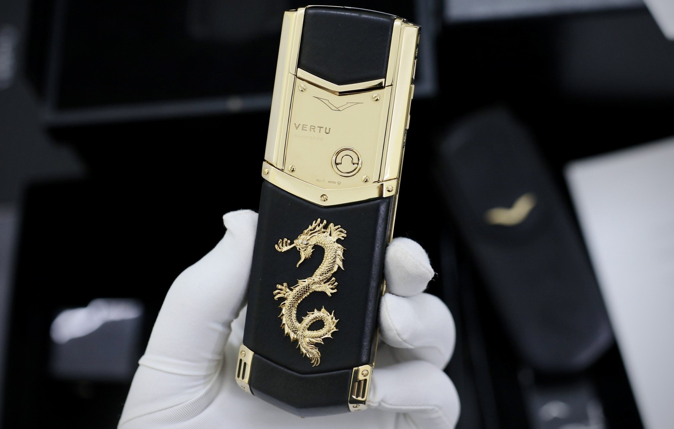 KHÁM PHÁ THIẾT KẾ MỚI ẤN TƯỢNG HƠN VỚI VERTU SIGNATURE S PHIÊN BẢN 2017 CÙNG HOÀNG LUXURY